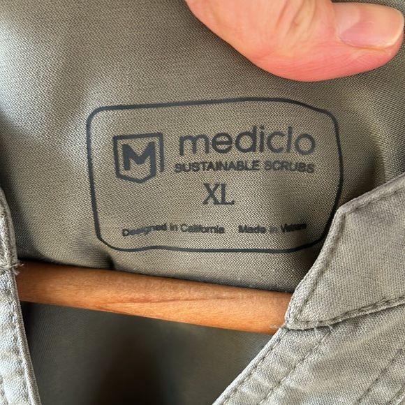 Mediclo XL Women’s TENCEL™ Fiji‎ ‎ Banded Collar Scrub Top in Sage - Picture 5 of 11